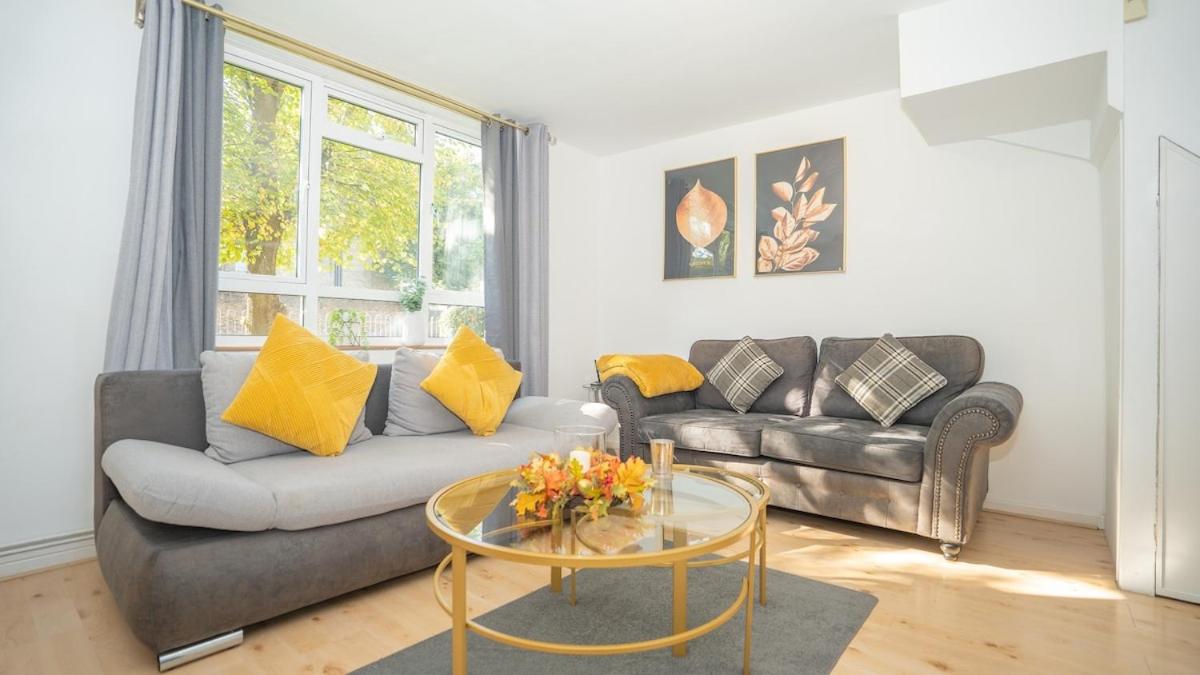 Golden Stay maisonette next to Camden Town with private parking
