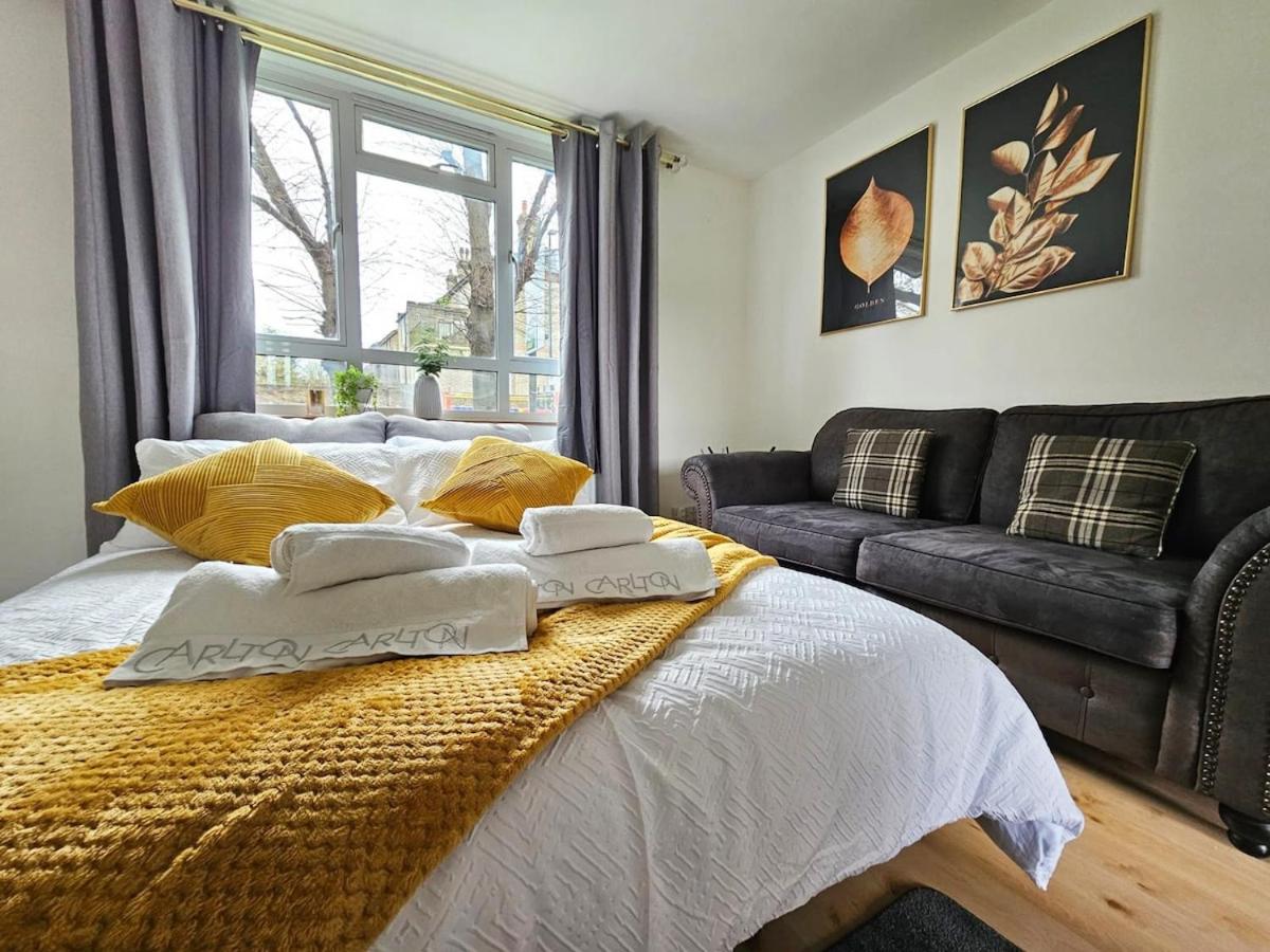 Golden Stay maisonette next to Camden Town with private parking