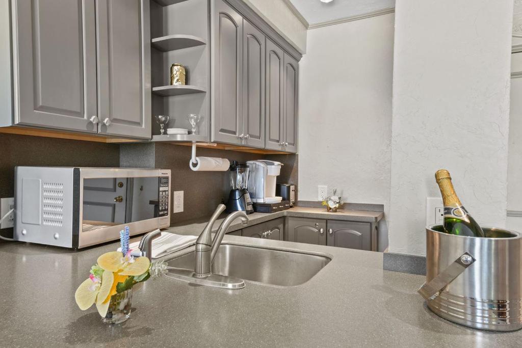 ORCHID SUITES - Historic Palm Beach Hotel Condominium