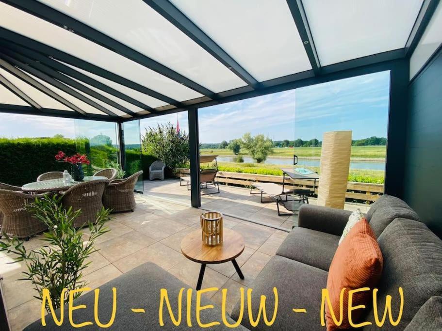 LuxChalet Ferienhaus ELLA mit Aussicht auf die Ijssel im Ferienpark mit Pool und Strand Holland Niederlande
