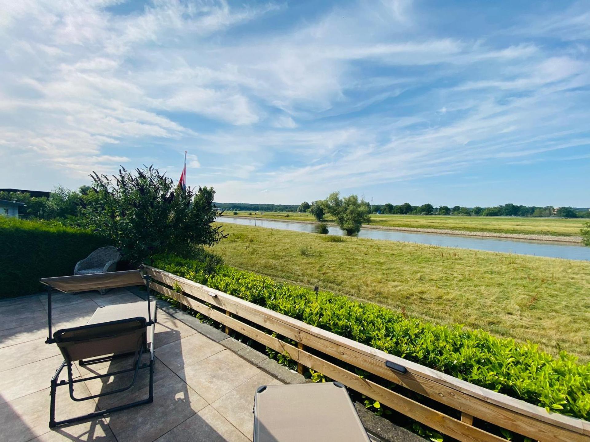 LuxChalet Ferienhaus ELLA mit Aussicht auf die Ijssel im Ferienpark mit Pool und Strand Holland Niederlande