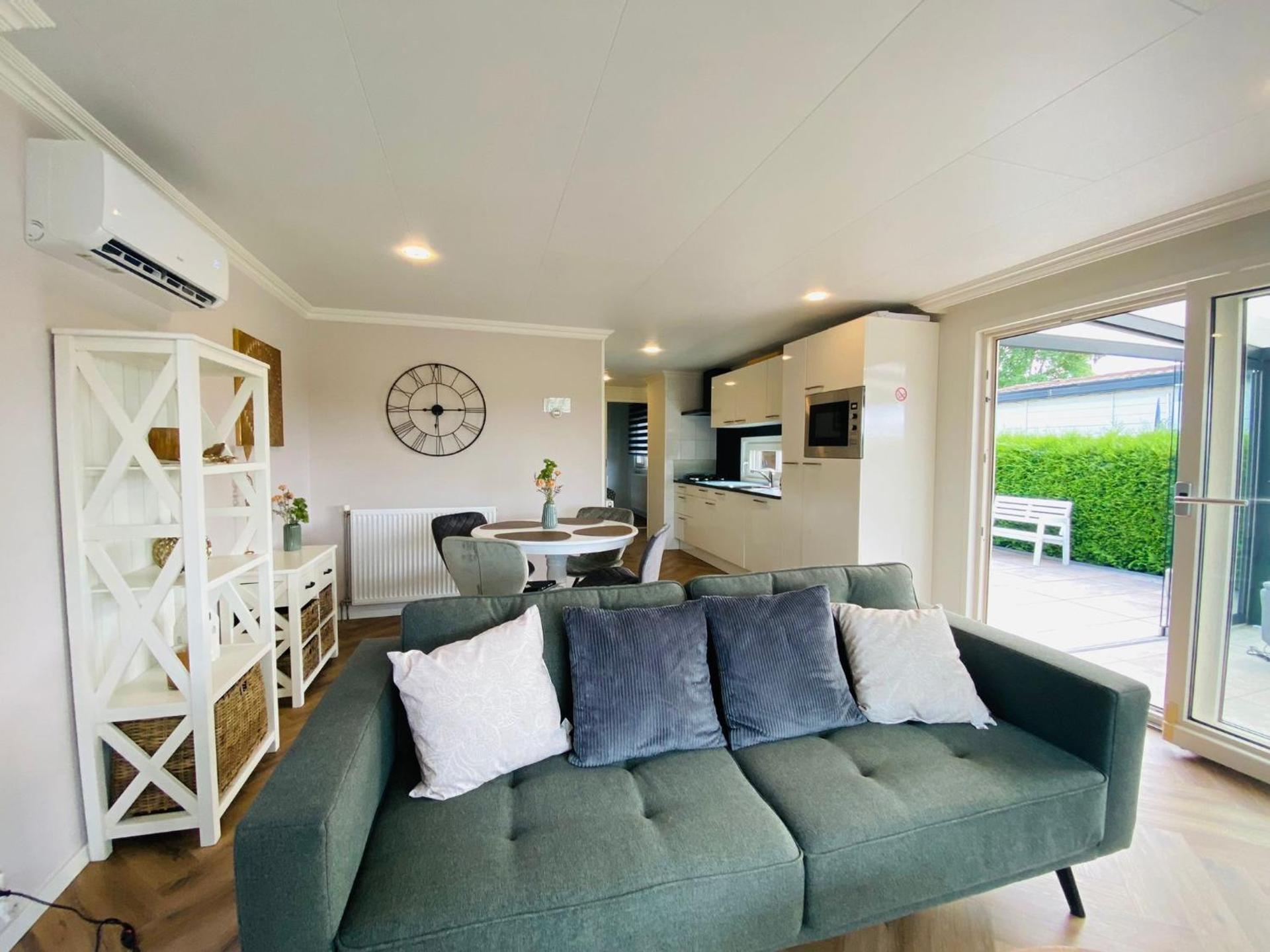 LuxChalet Ferienhaus ELLA mit Aussicht auf die Ijssel im Ferienpark mit Pool und Strand Holland Niederlande