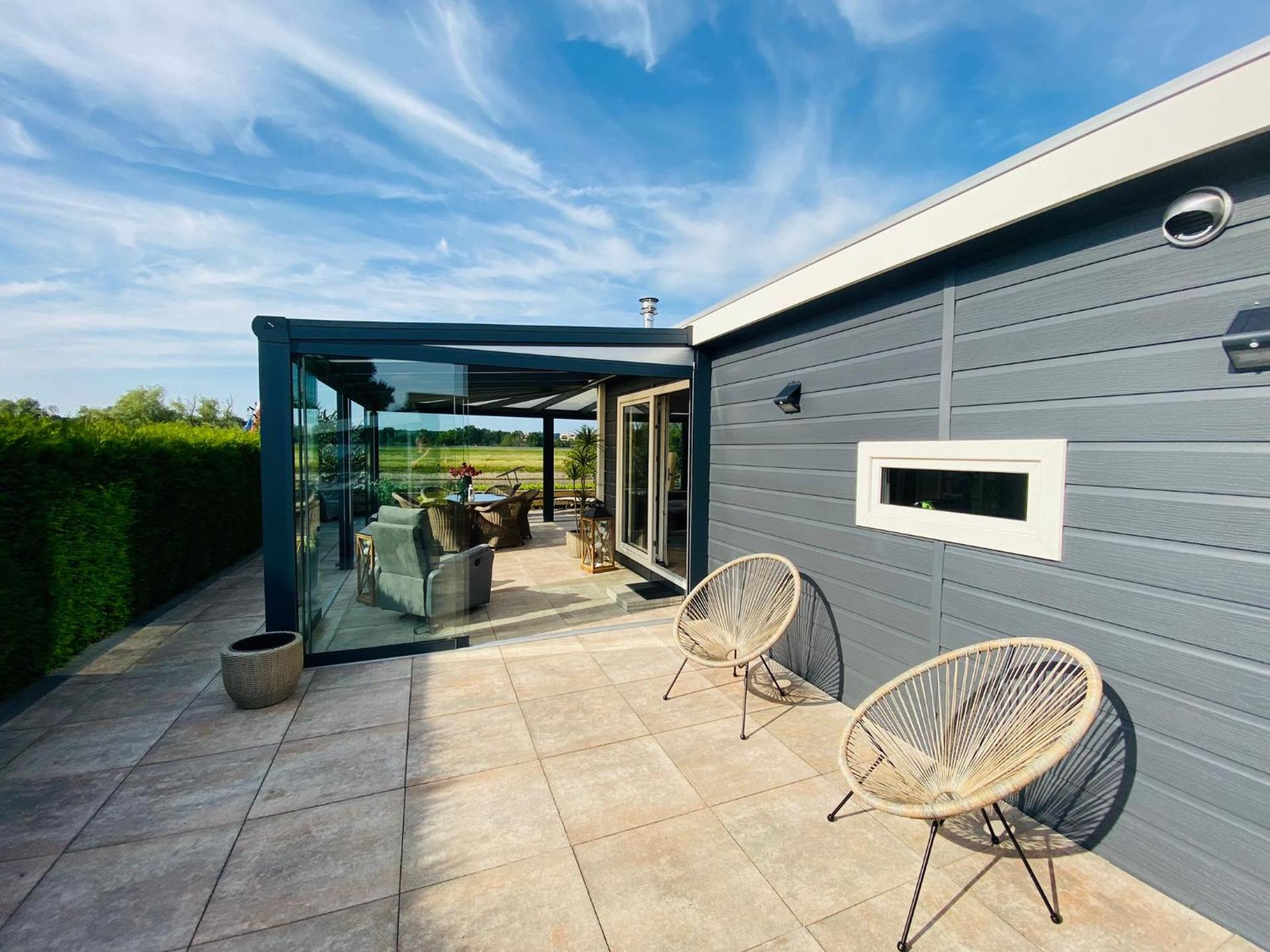 LuxChalet Ferienhaus ELLA mit Aussicht auf die Ijssel im Ferienpark mit Pool und Strand Holland Niederlande