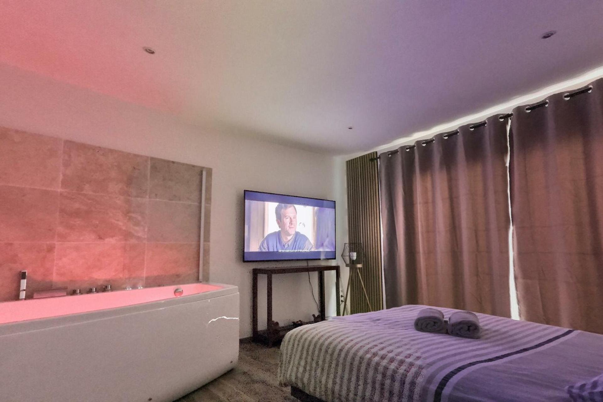 Bel appartement rdc détente Balnéo & Ciné & Terrasse proche Centre Gare Amiens