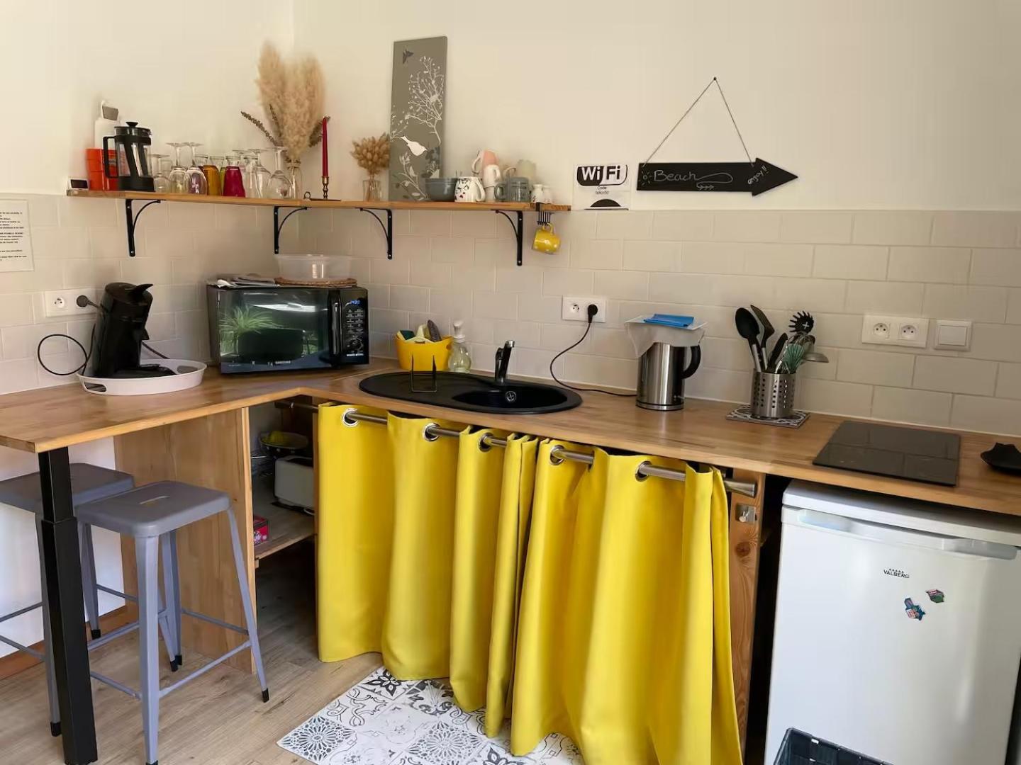 Kitchen or kitchenette