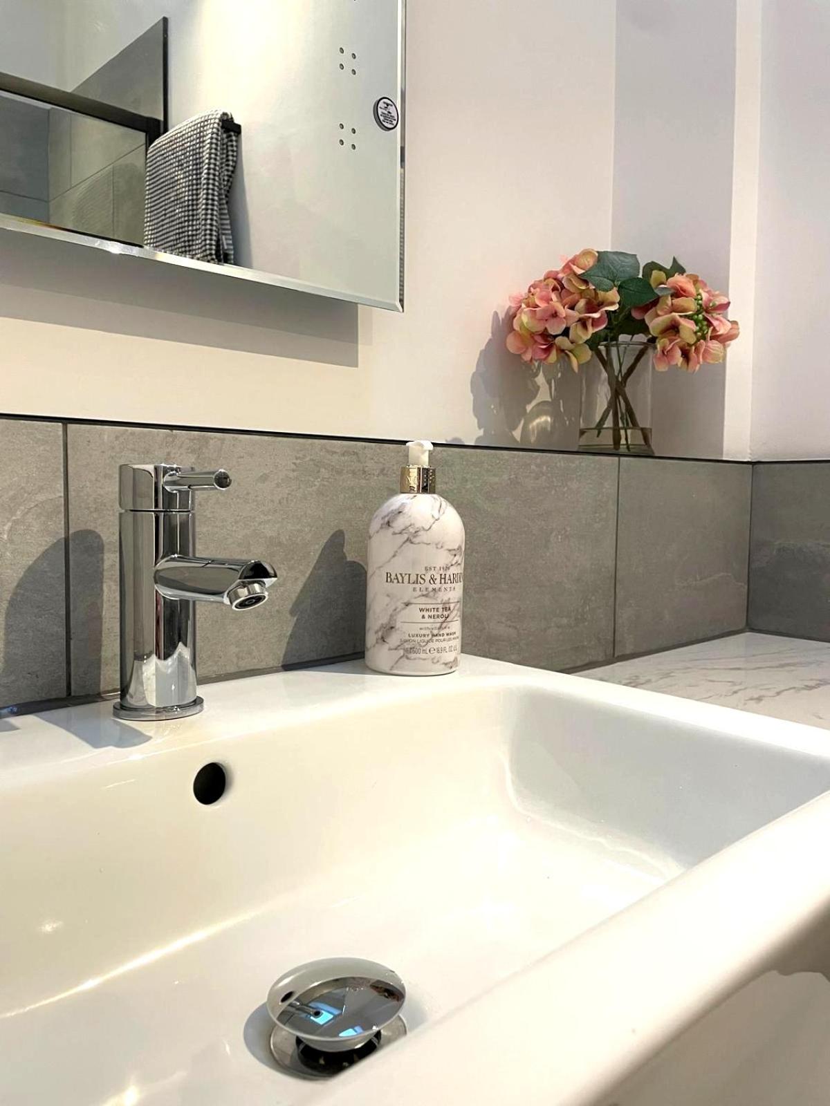 1 bedroom suite in Holt with parking