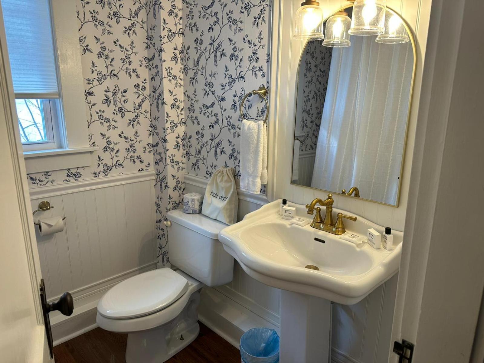 The Aurora Inn & Cottages