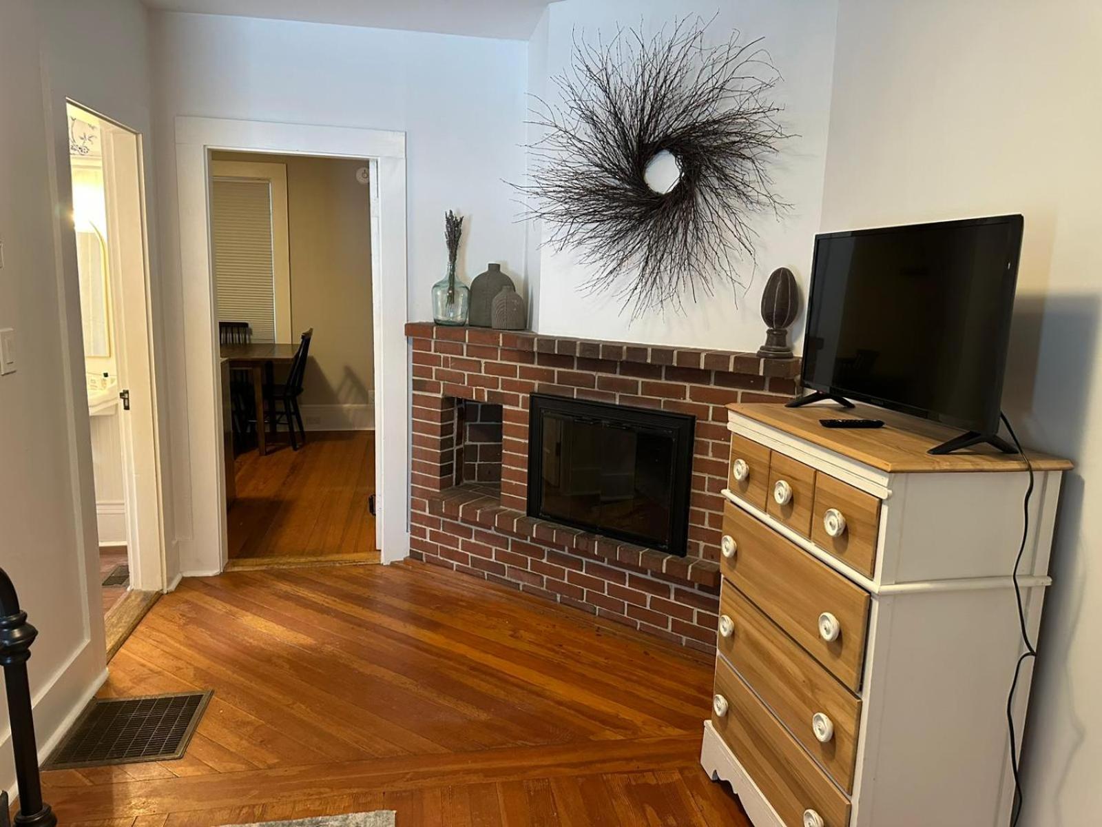 The Aurora Inn & Cottages