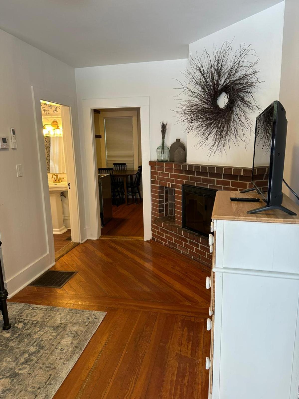 The Aurora Inn & Cottages