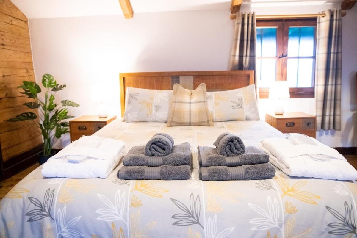 Lakeland Lodge 400 year old Bavarian Lodge with Private Hot Tub Pet Friendly