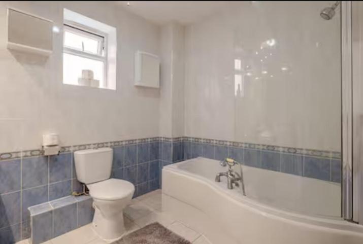 Spacious 2BDR Apartment, WIFI+ Great TV