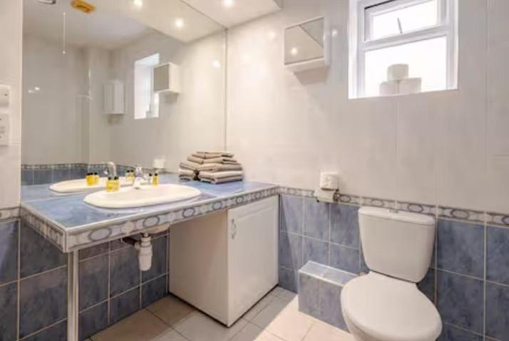 Spacious 2BDR Apartment, WIFI+ Great TV