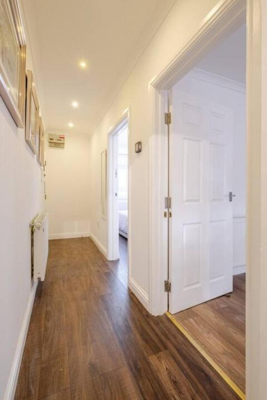 Spacious 2BDR Apartment, WIFI+ Great TV