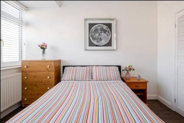 Spacious 2BDR Apartment, WIFI+ Great TV