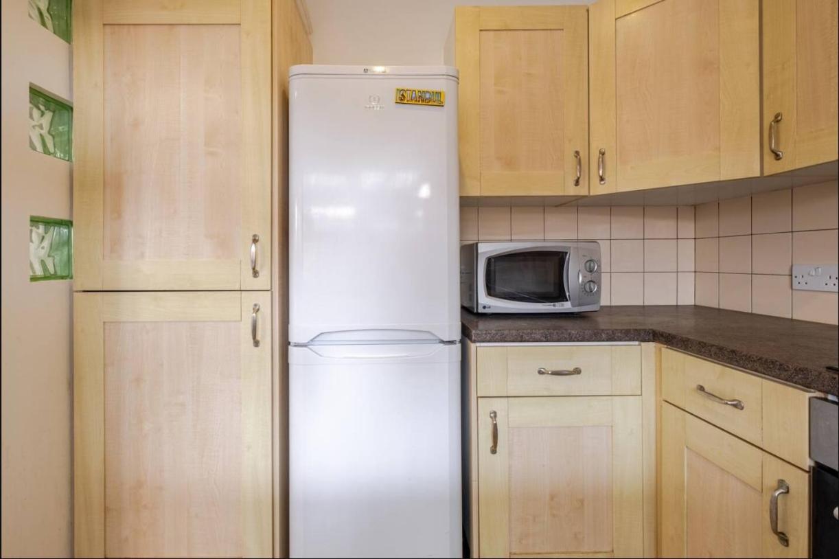 Spacious 2BDR Apartment, WIFI+ Great TV