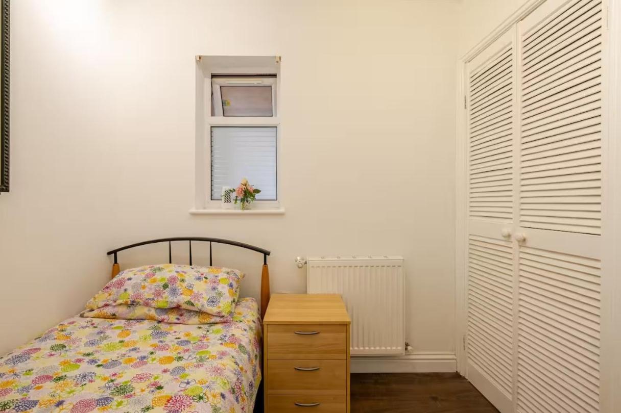 Spacious 2BDR Apartment, WIFI+ Great TV