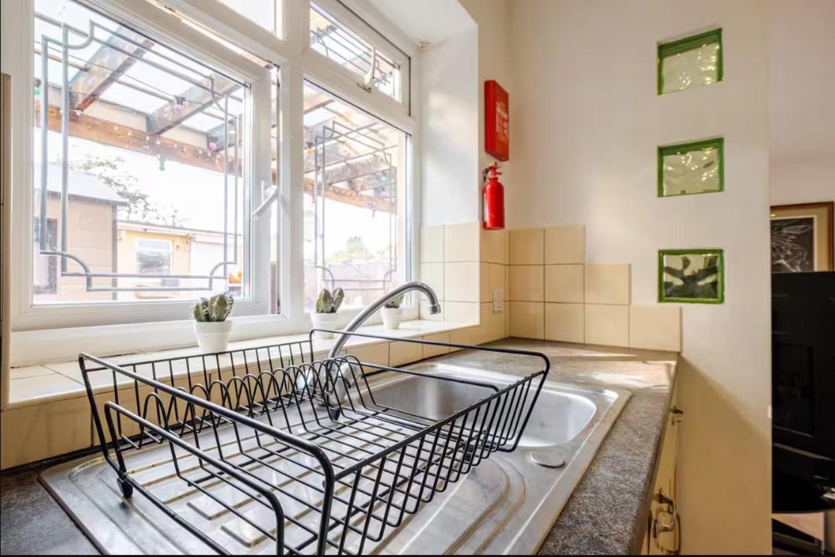 Spacious 2BDR Apartment, WIFI+ Great TV