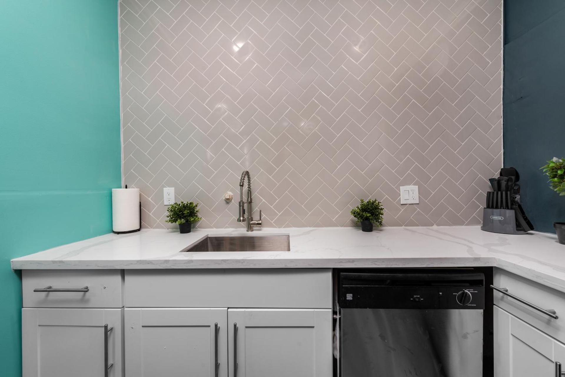 Comfy Studio with King Bed & Full Kitchen - Near Attractions