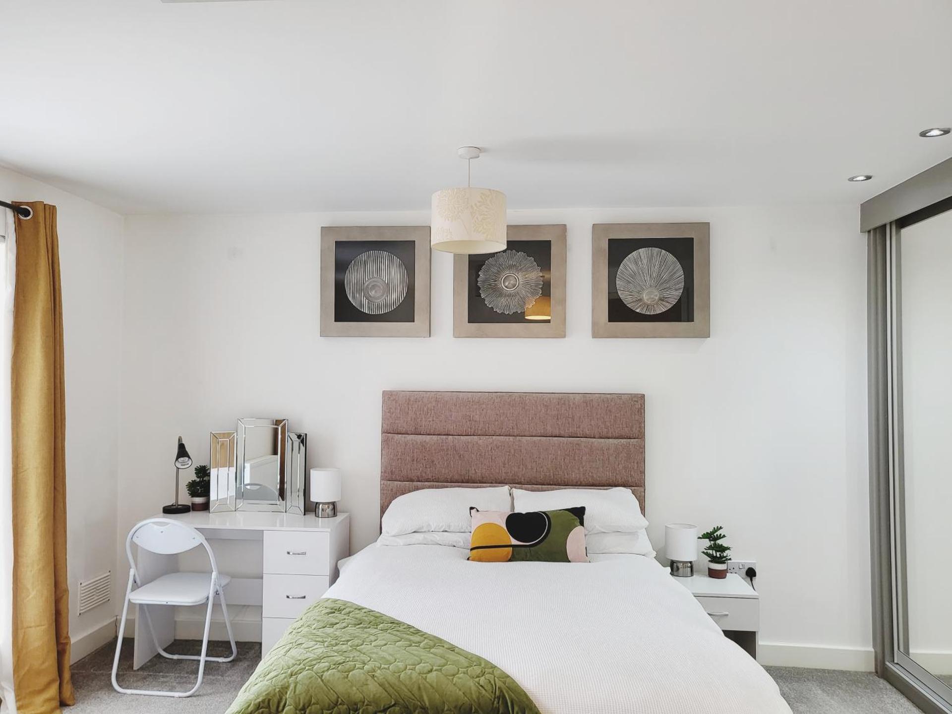 Beautiful 2 Bed House, Central spot with free parking