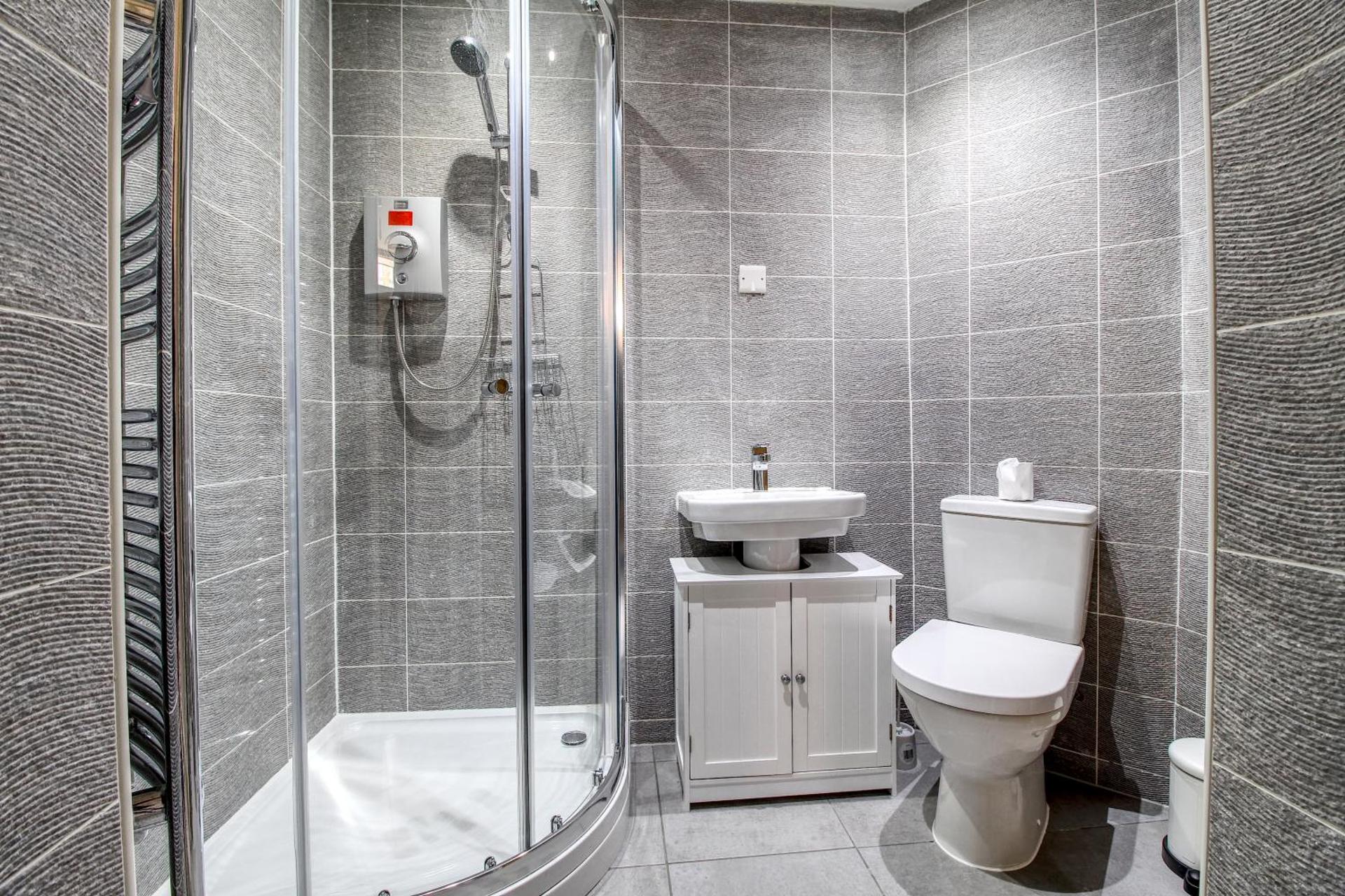 Beautiful 2 Bed House, Central spot with free parking