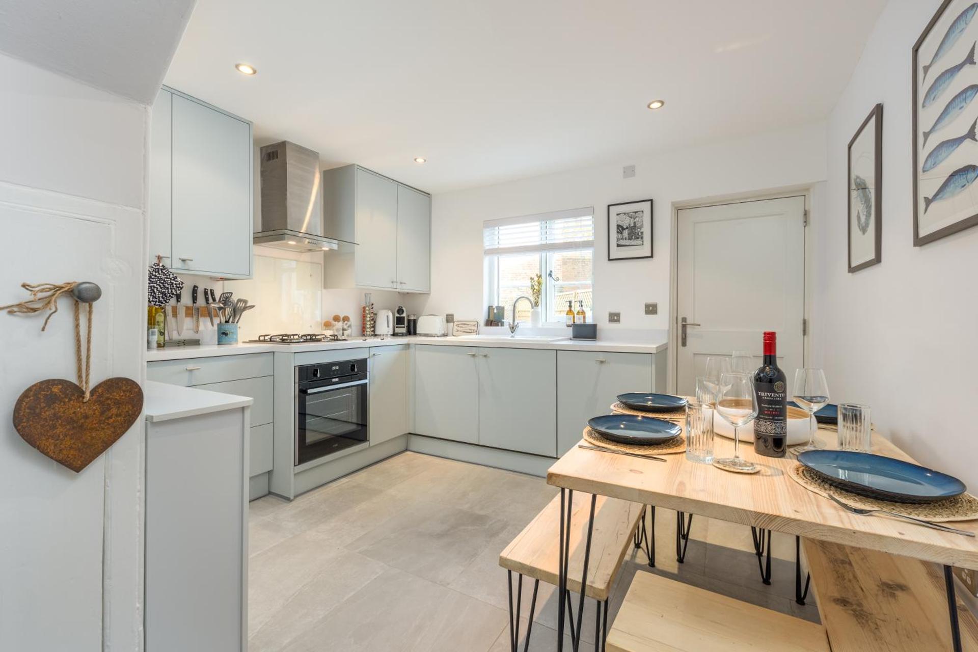 Charming 2 Bed Cottage - within city walls - free parking- garden