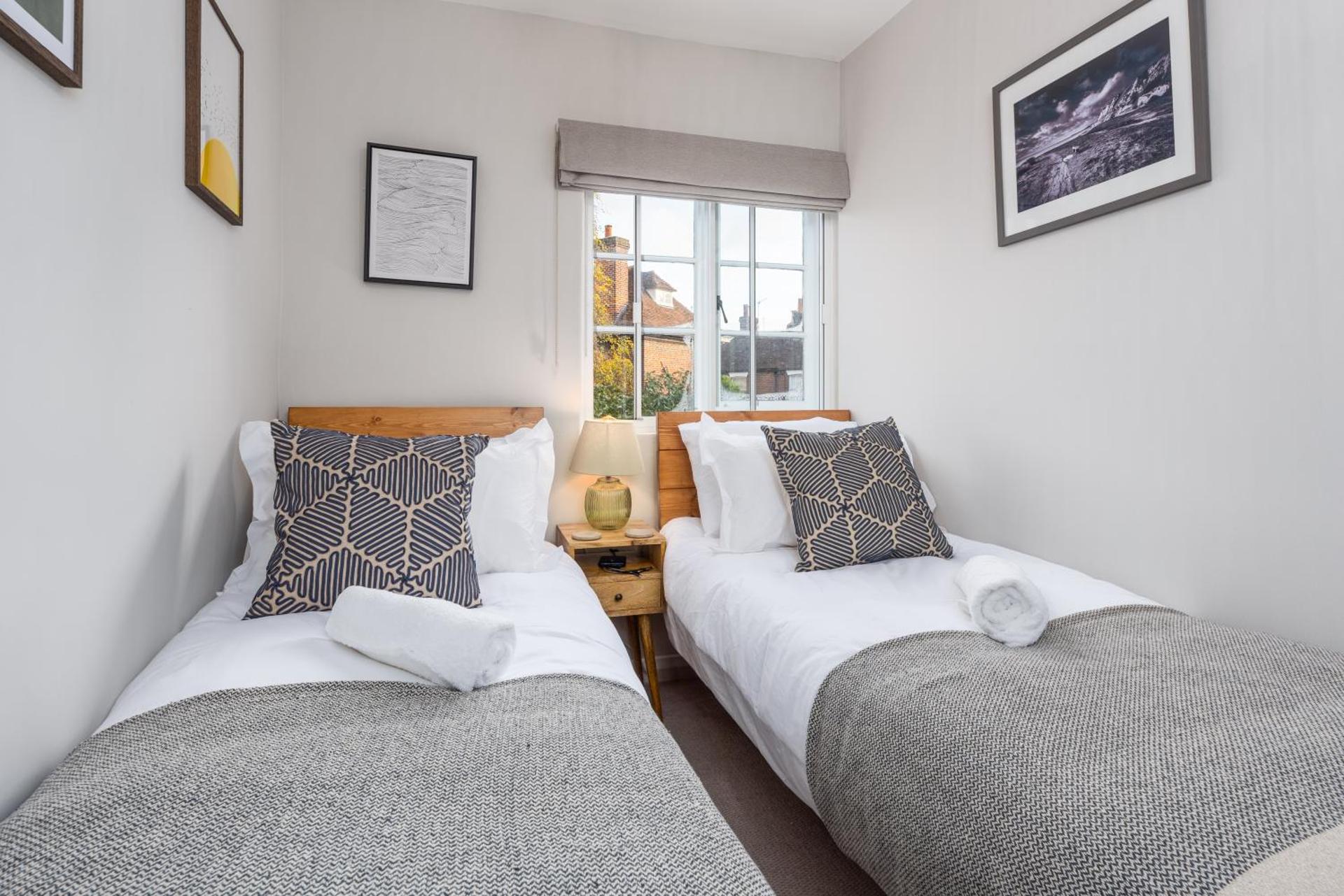 Charming 2 Bed Cottage - within city walls - free parking- garden