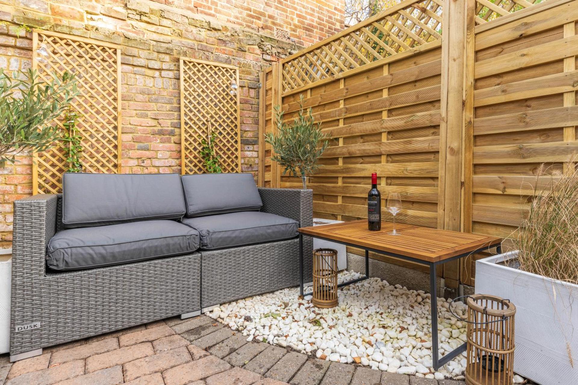 Charming 2 Bed Cottage - within city walls - free parking- garden