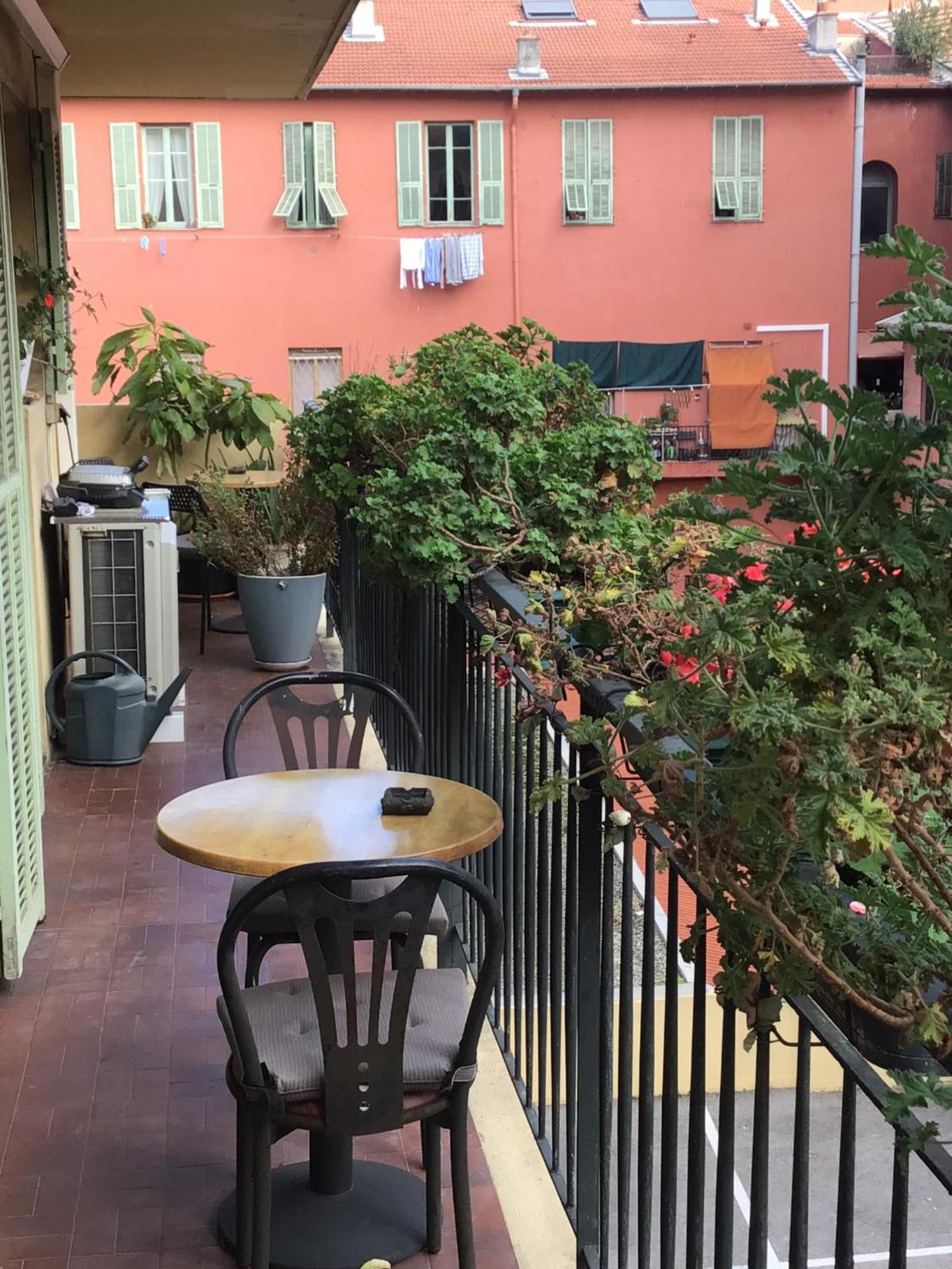 Nice port quartier antiquaire