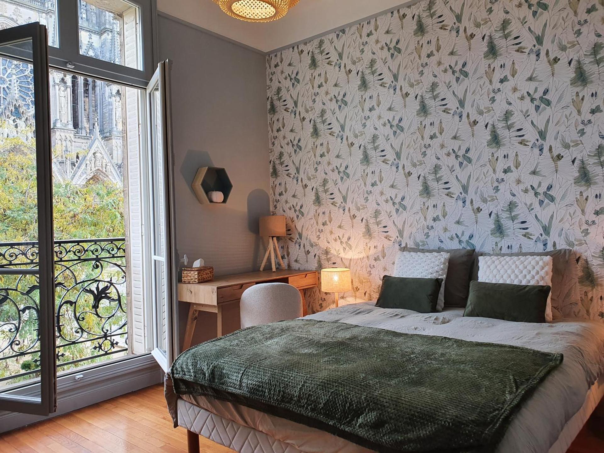 VUE EXCEPTIONNELLE sur la CATHÉDRALE, haut standing et garage privé