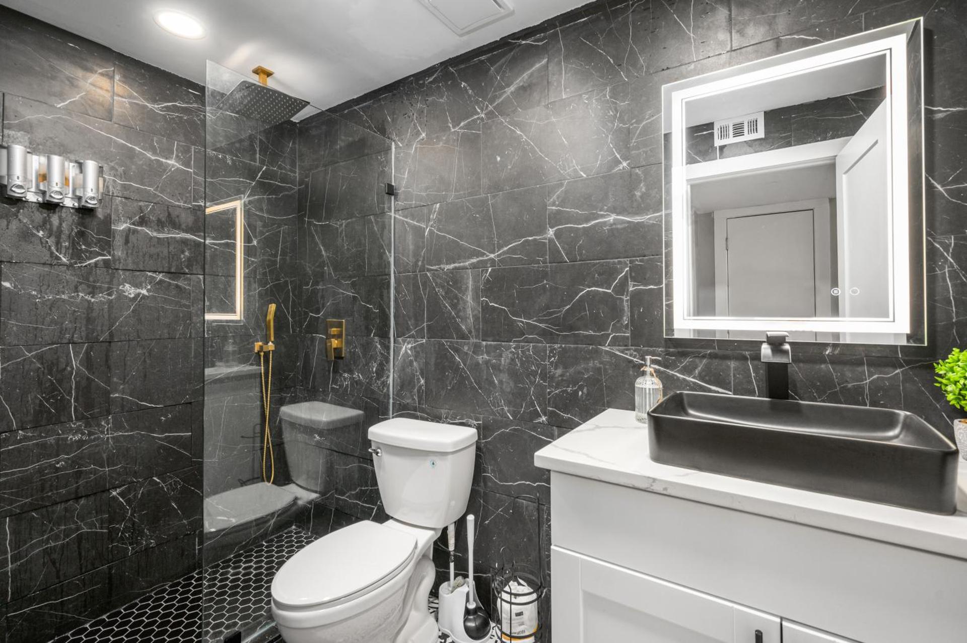 Fully Equipped 1BR with King Bed, Pool & Free Parking