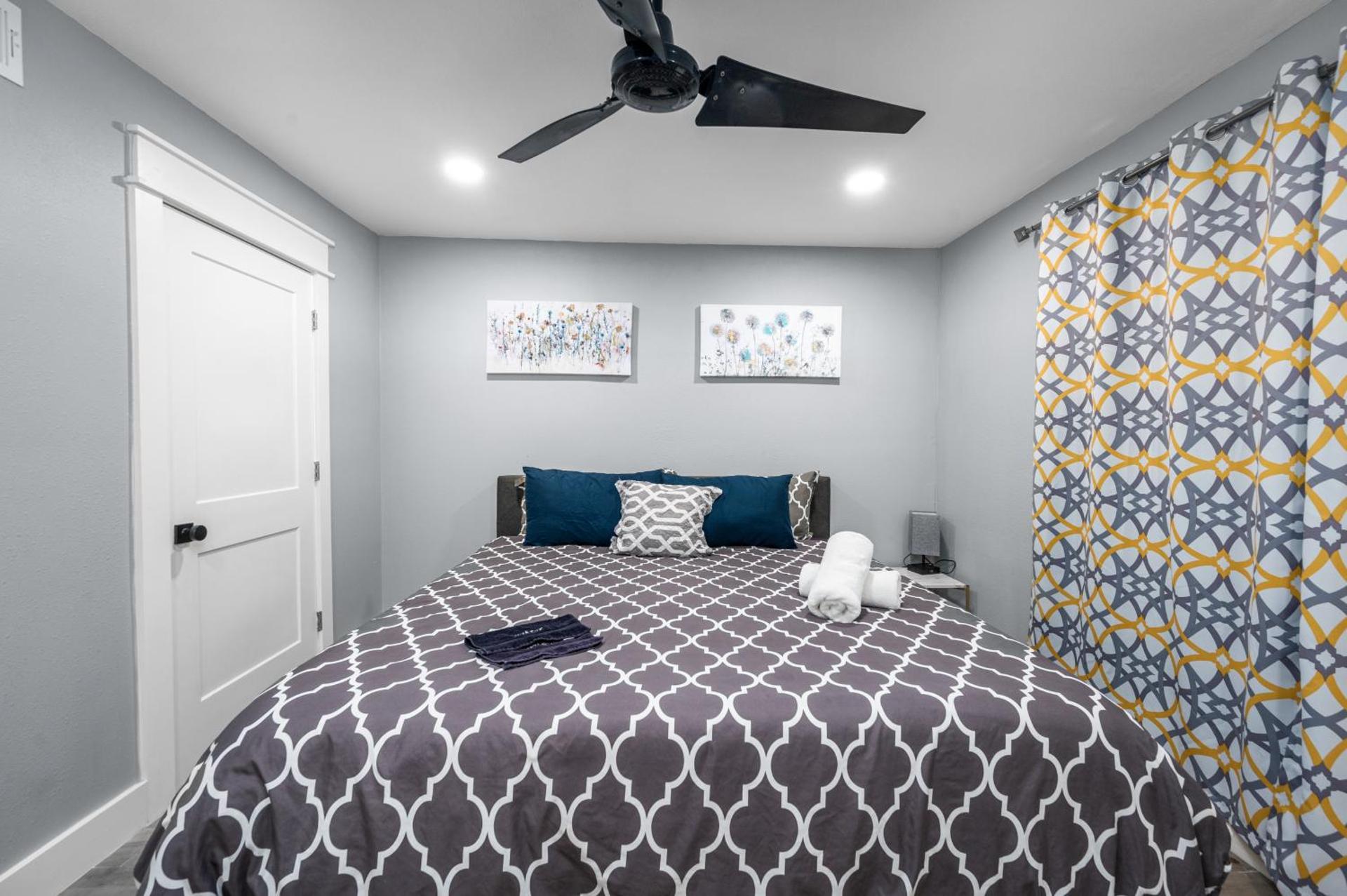 Fully Equipped 1BR with King Bed, Pool & Free Parking