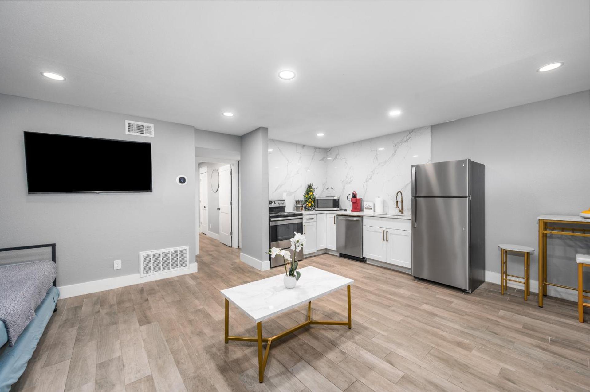 Fully Equipped 1BR with King Bed, Pool & Free Parking