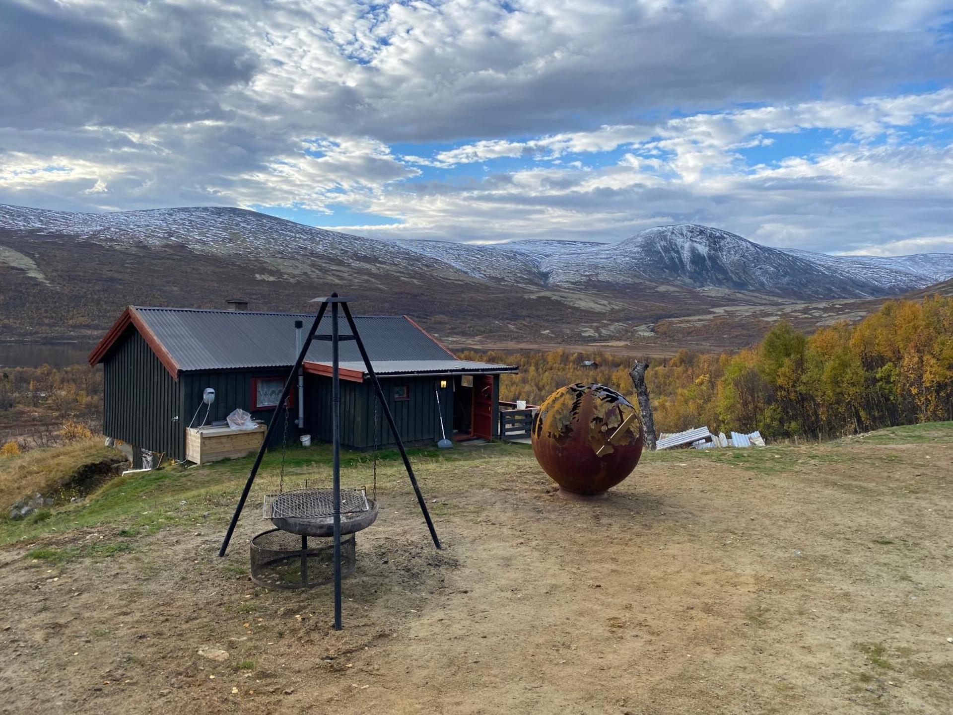 Koselig hytte med uthus på vakre Dovrefjell