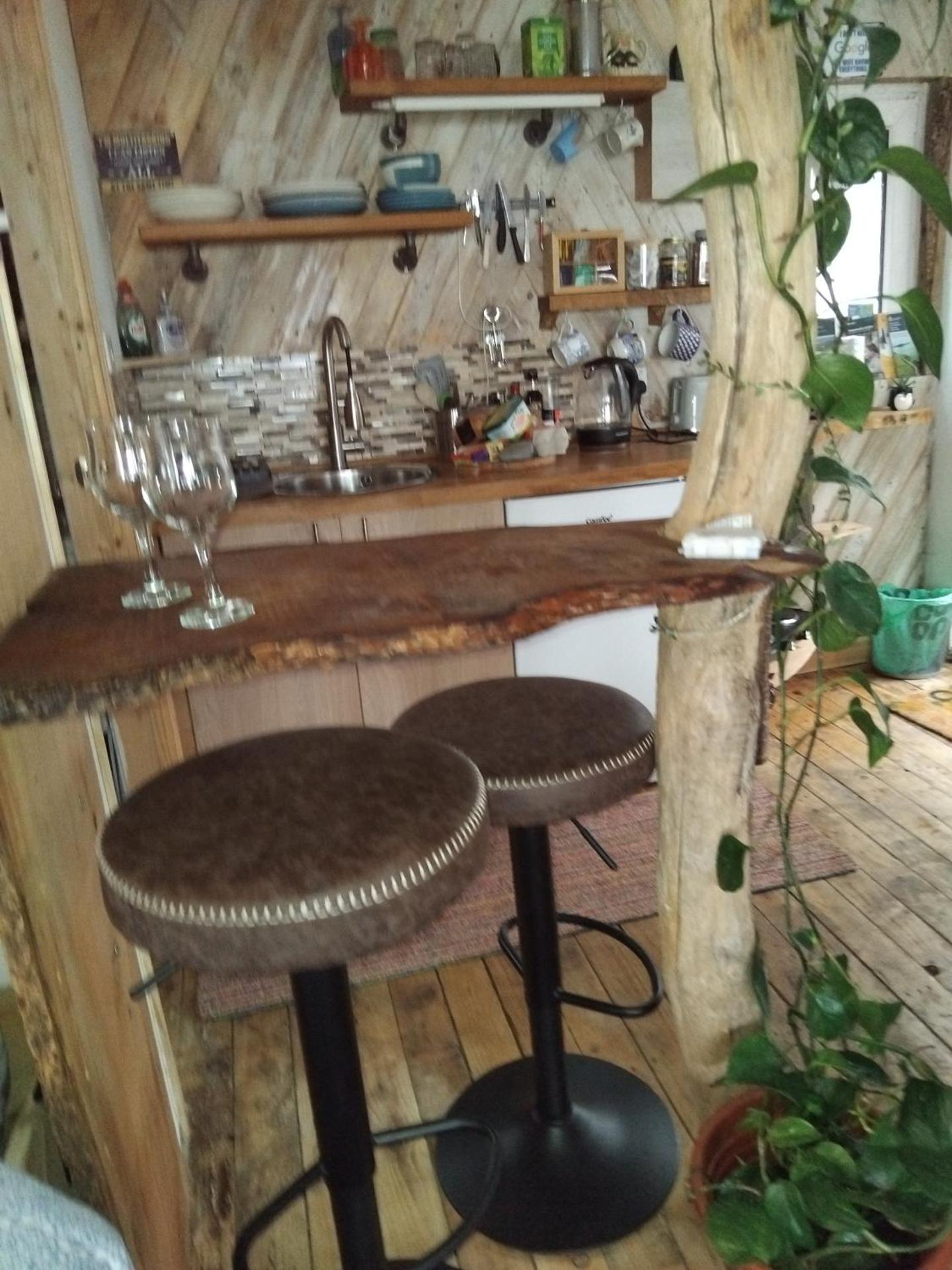 Cosy rustic cabin with hot tub and country views