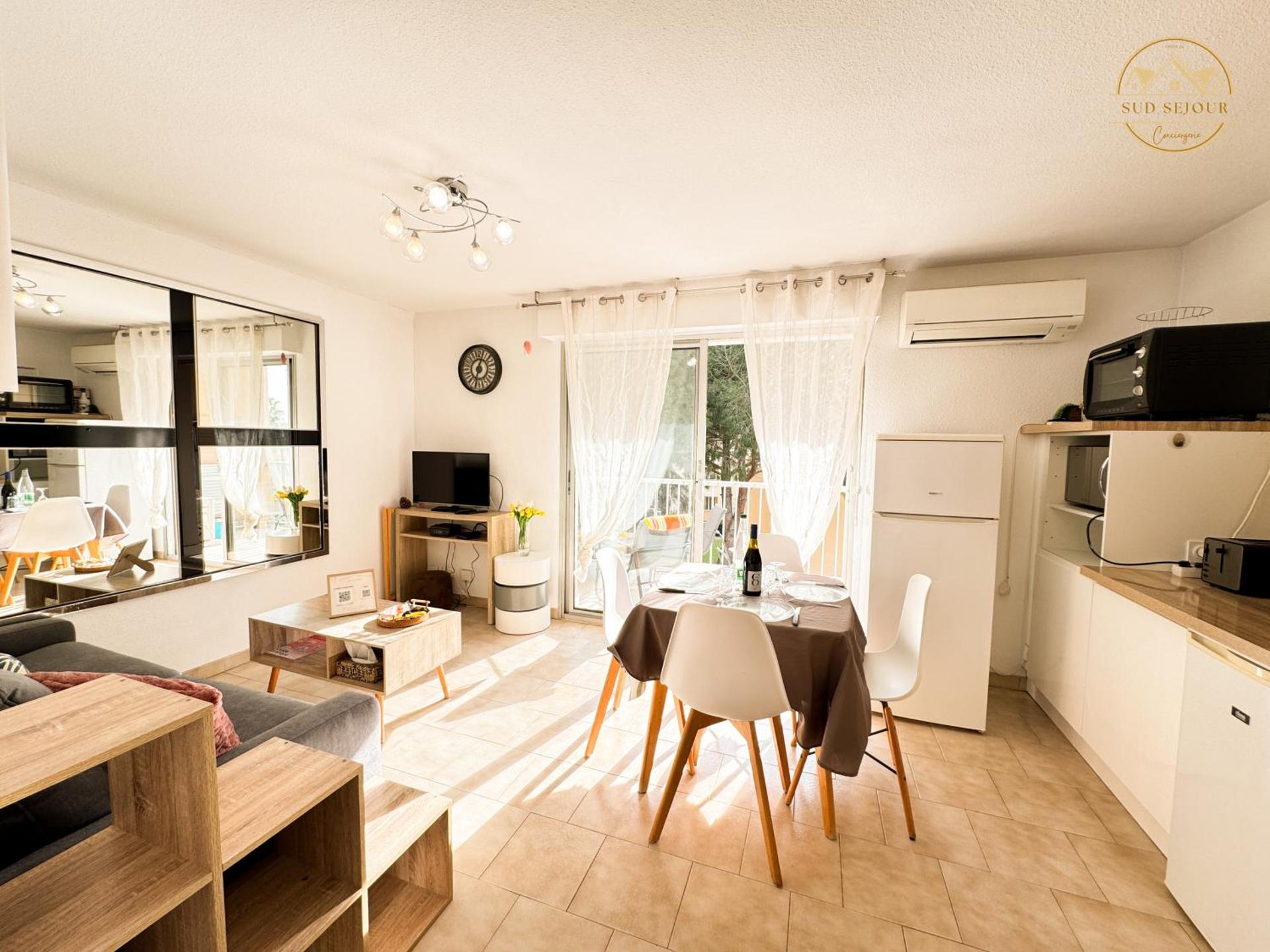 Communal lounge/ TV room