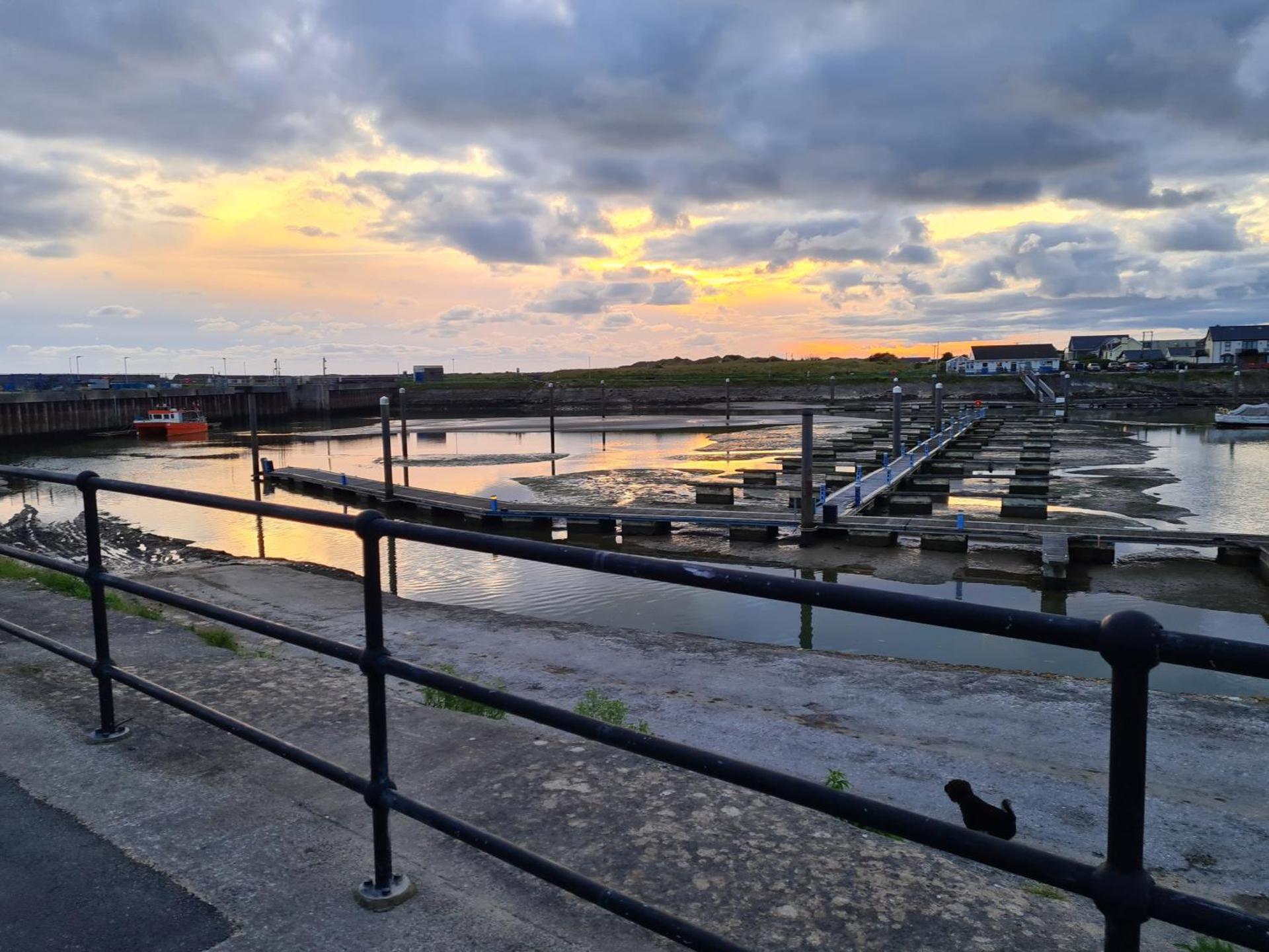 Cosy rustic cabin with hot tub and country views