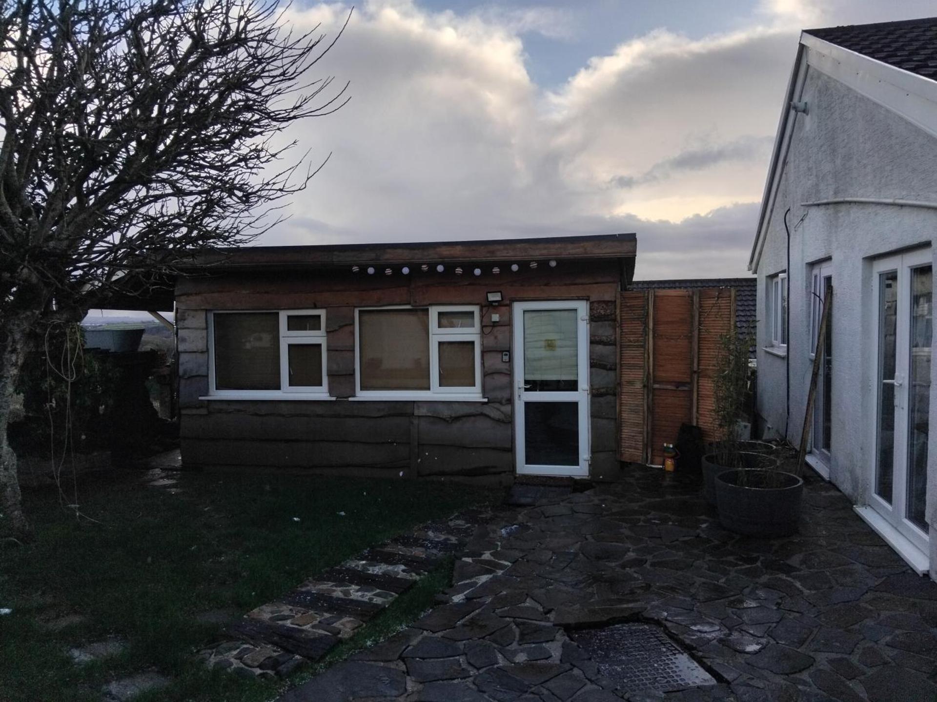 Cosy rustic cabin with hot tub and country views