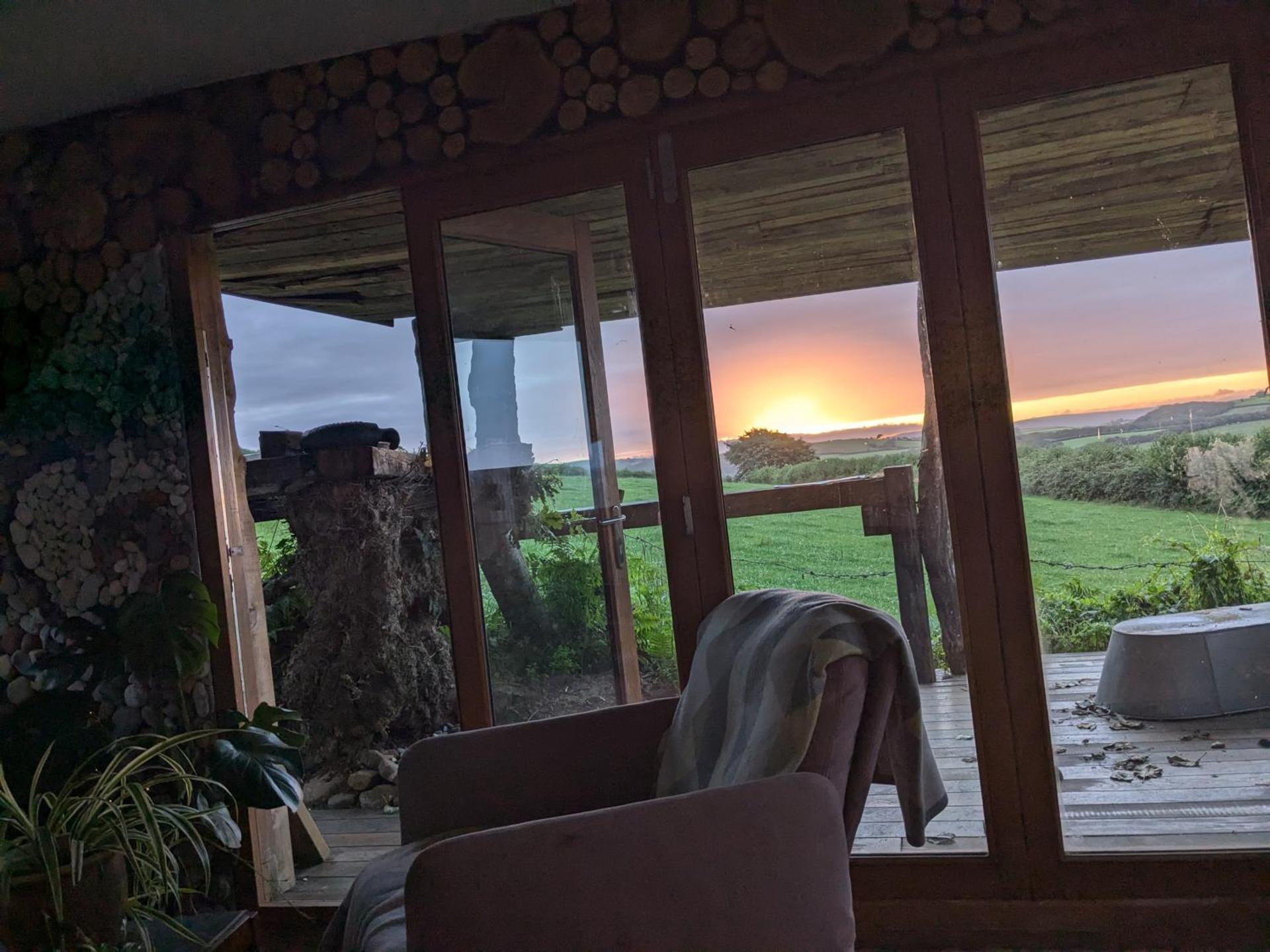 Cosy rustic cabin with hot tub and country views