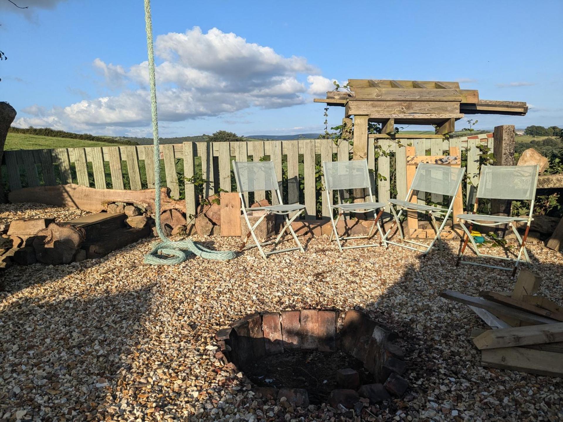 Cosy rustic cabin with hot tub and country views