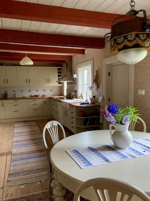 Naturnära boende med 6 sovplatser och 120 m2 på Ängaröds Gård