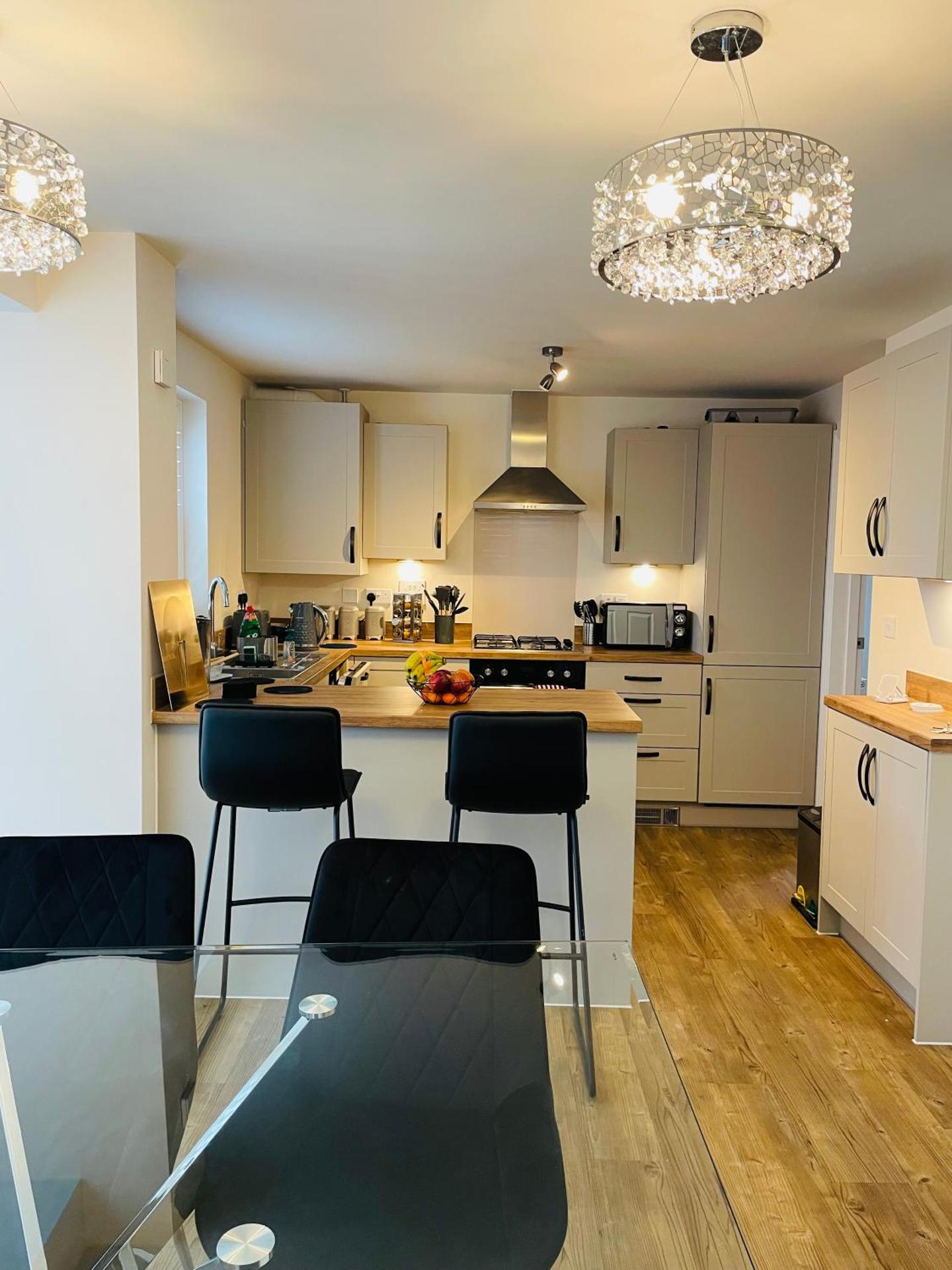 House-Sleeps 8-Parking-Garden