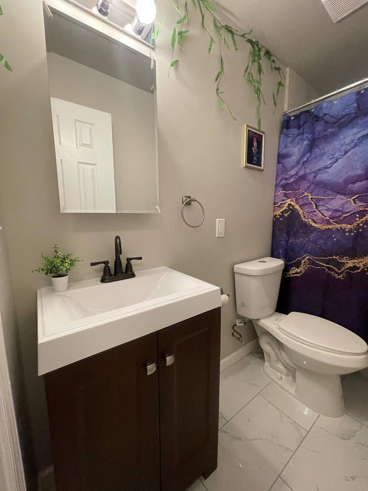 Siren's Cozy Cove Hideaway Mins from Downtown