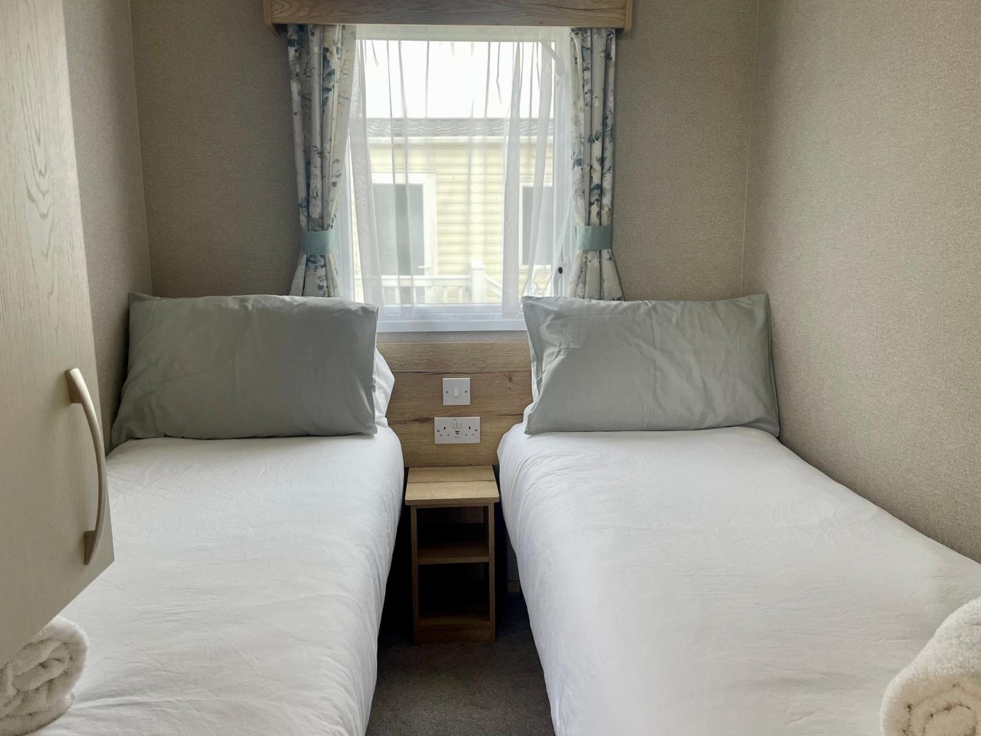 Modern 3 Bedroom Caravan, South Cerney