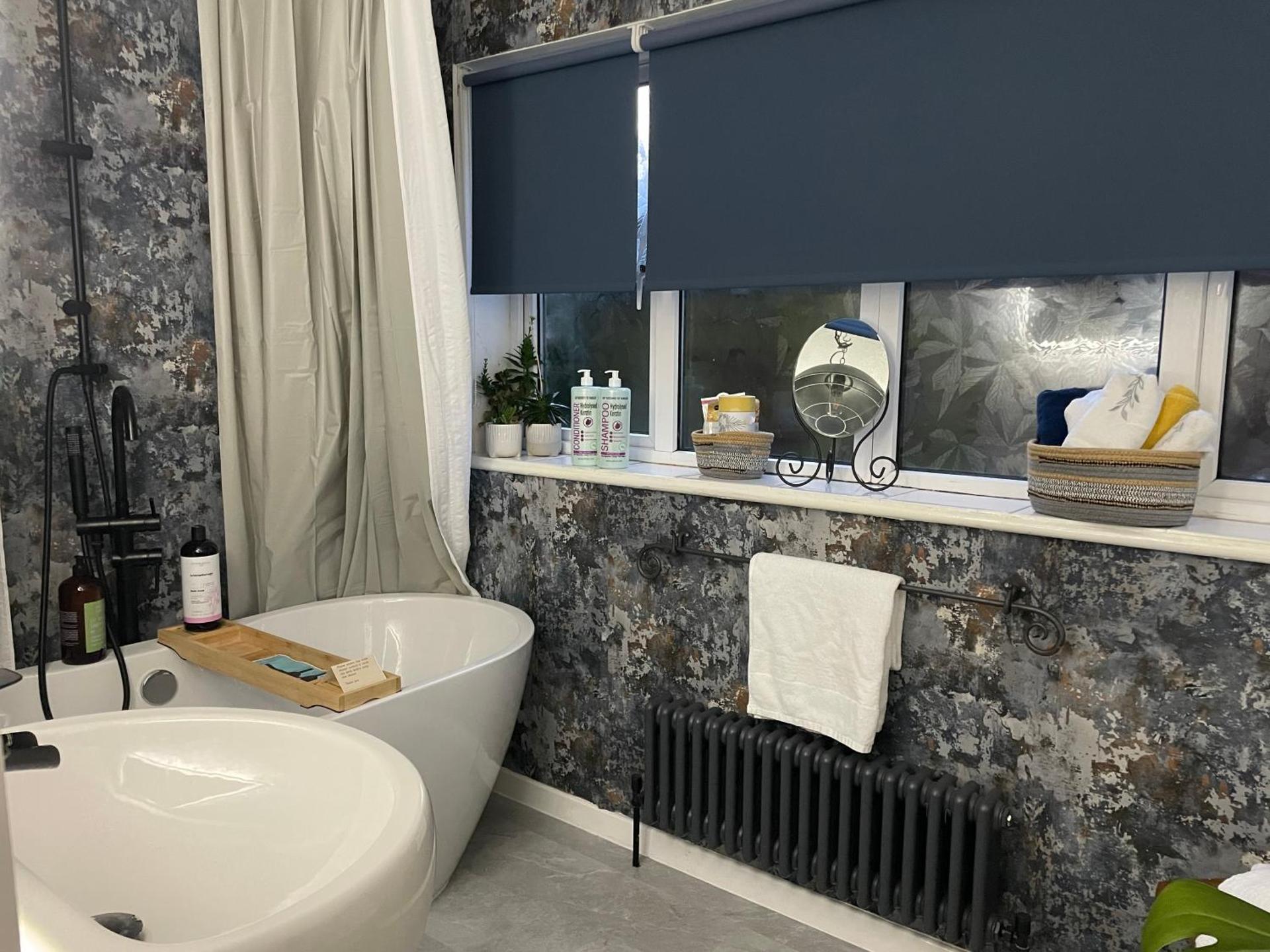 Number 78 Guest house M56 junction 12 located 5 minutes drive from Frodsham Continental breakfast Included Accommodation comprises of Large double bedroom Separate lounge with sky tv Large bathroom with a free standing bath and shower