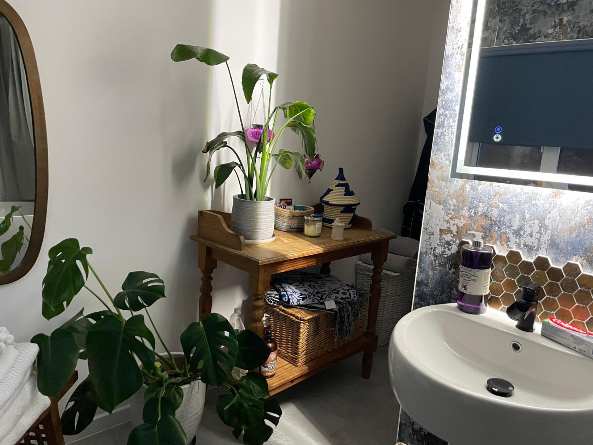 Number 78 Guest house M56 junction 12 located 5 minutes drive from Frodsham Continental breakfast Included January OFFER book for 2 nights or more get 1 night stay for FREE pending availability