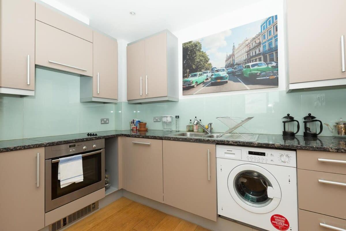 2 Bedroom East London Apartment With Lovely Views