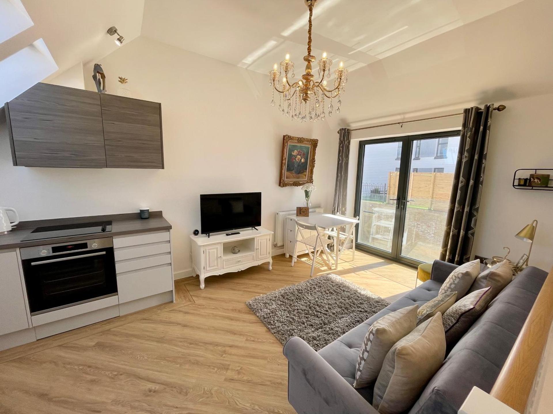 1 The Salt Yard, Whitstable - free parking, centre of town, 2 min walk to beach