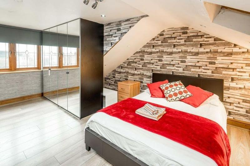 Huge 6 Beds House in Zone 2 London-MobileRateOffers-Families-Leisure-Parking-WiFi-PoolTable-Netflix-Sleeps15!
