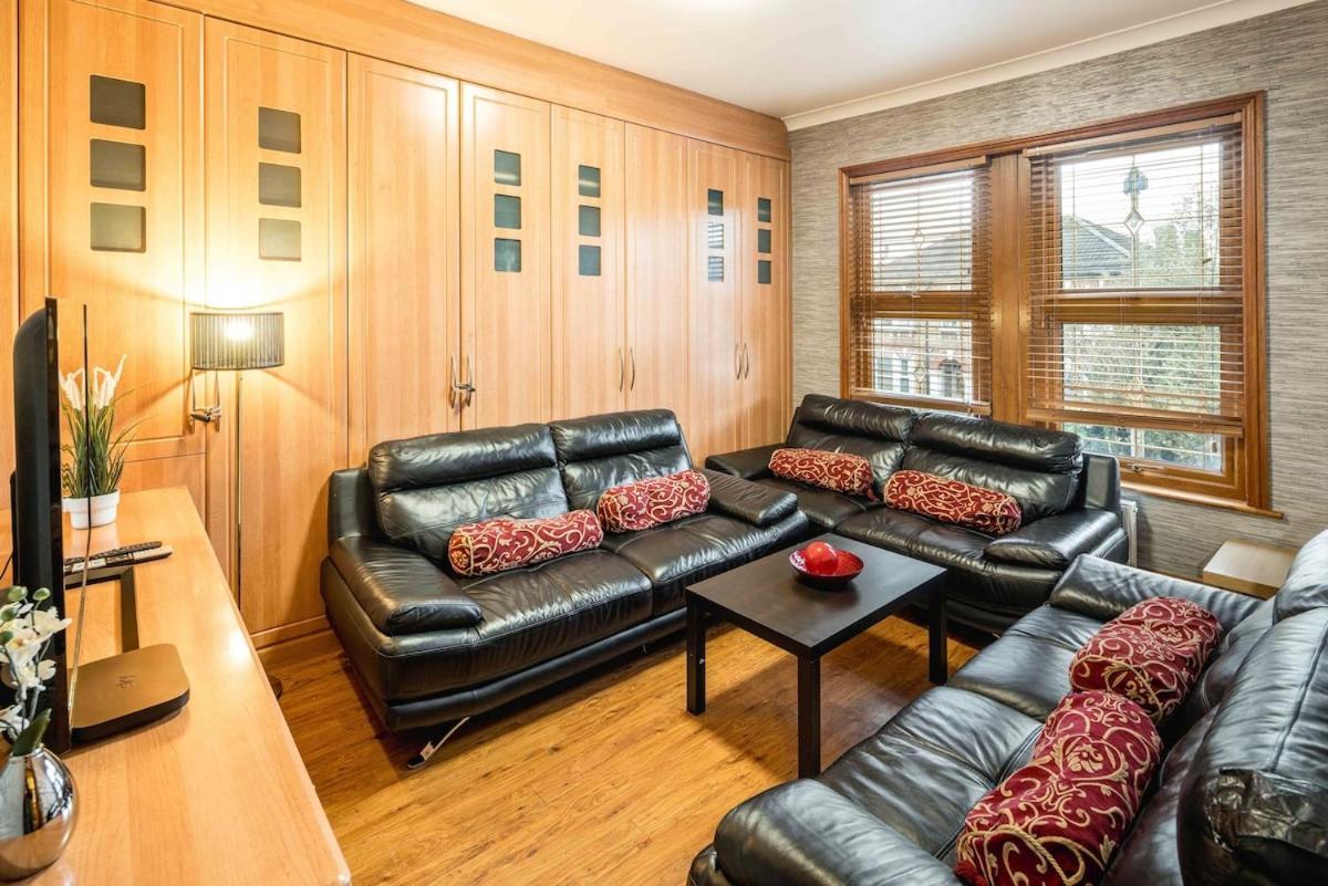 Huge 6 Beds House in Zone 2 London-MobileRateOffers-Families-Leisure-Parking-WiFi-PoolTable-Netflix-Sleeps15!