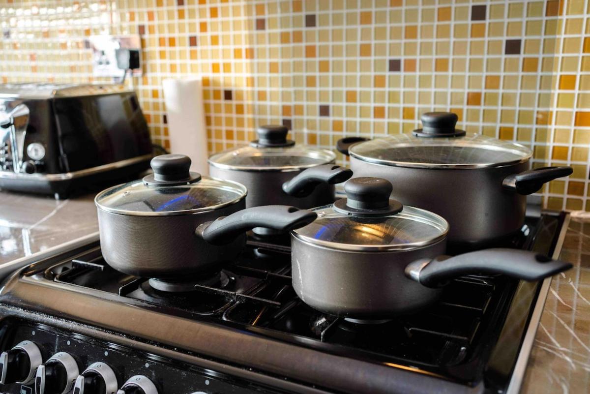 Huge 6 Beds House in Zone 2 London-MobileRateOffers-Families-Leisure-Parking-WiFi-PoolTable-Netflix-Sleeps15!